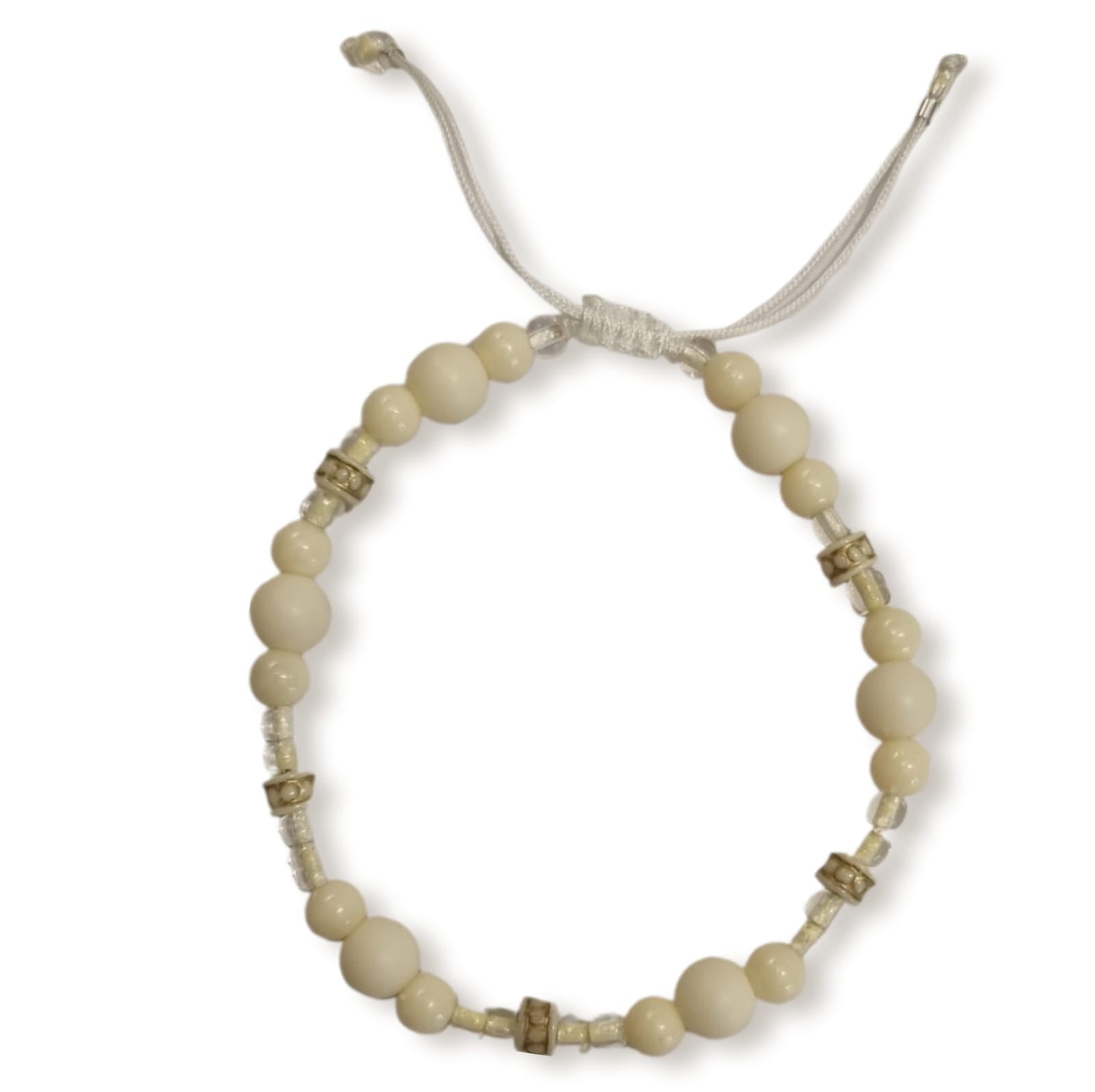 Armband in Cream und Weißen Glasperlen, Verschluss geflochten mit einer weißen Kordel und verstellbaren  Größe, Ø6cm, sehr leicht.