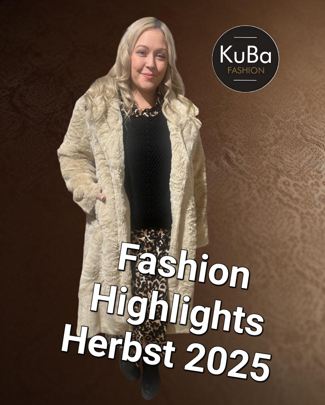 Video laden: Liveshopping Show mit der Präsentation der Herbstmode 2025. Ein Model führt unter der Regie eines Moderator verschiedene Outfits für die Herstsaison vor.