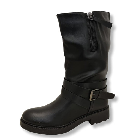 Schwarzer Stiefel in Biker Look mit Schnalen und Zipper. Und derber Sohle. 