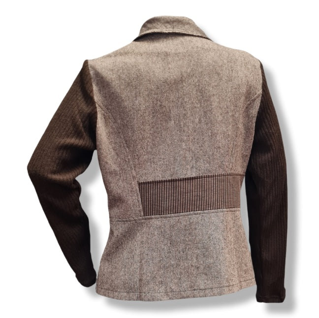 Designer Blazer in Materialmix aus Tweedstoff und Strickeinsatz am Ärmel. Goldene Knöpfe und Bordüren. Rückenansicht