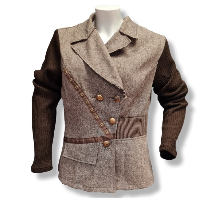 Designer Blazer in Materialmix aus Tweedstoff und Strickeinsatz am Ärmel. Goldene Knöpfe und Bordüren. 