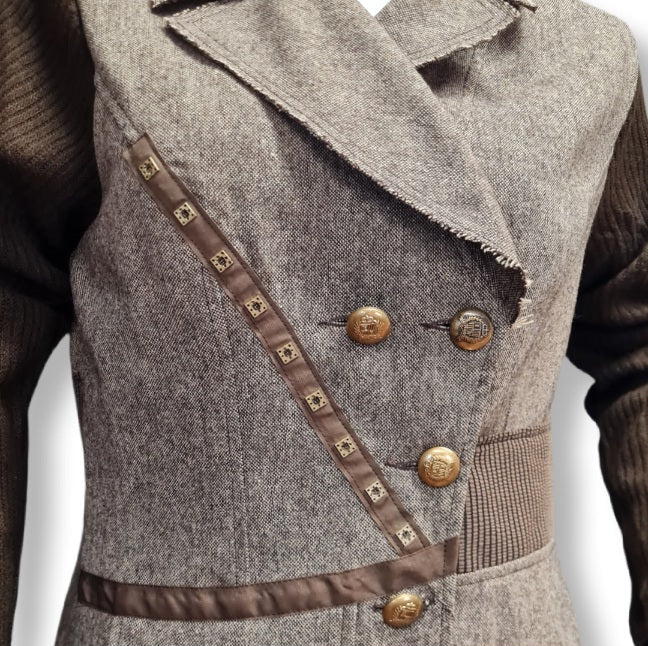 Designer Blazer in Materialmix aus Tweedstoff und Strickeinsatz am Ärmel. Goldene Knöpfe und Bordüren. Frontansichtdetails