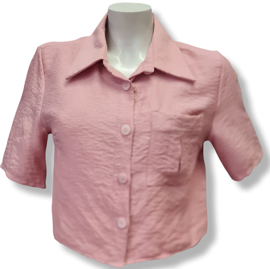 kurze Bluse mit Hemdkragen 70 iger Style. Mit Brusttasche links, in der Farbe lachs. 