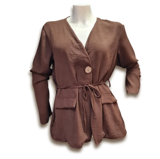 Bluse mit Bindegürtel und einen Goldenen knopf auch als Jacke tragbar. mit aufgesetzten Blindtaschen. Lang Ärmeln. In der Farbe Braun.