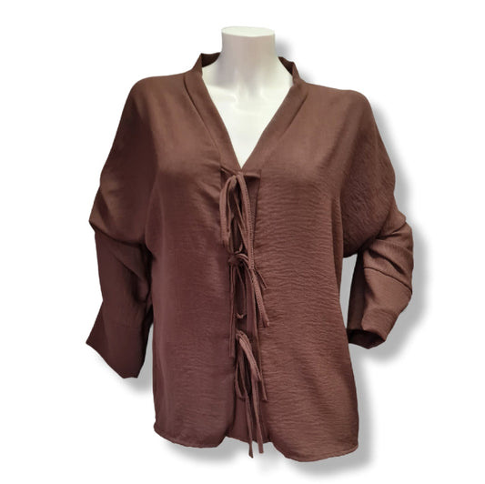 lässige Bluse in Kimonostyle mit drei Schleifen. Stehkragen und in der Farbe Braun. 