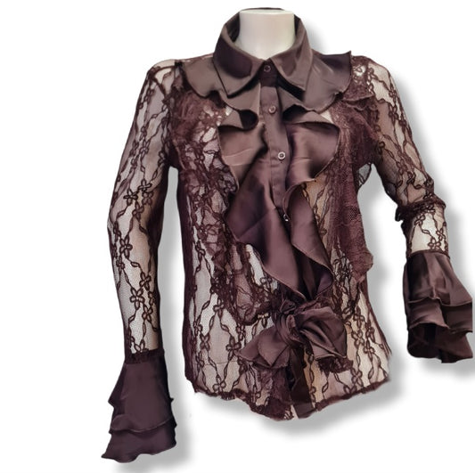 elegante Spitzenbluse in der Farbe Noisette mit Hemdkragen und Statementärmel. Hier gebunden.