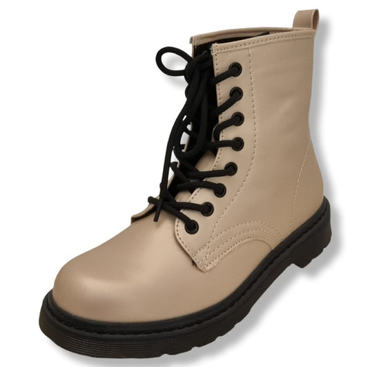 Knöchelhoher Boot in der Farbe Rose. Mit Schwarzer Schnürrung und scharzer Sohle. Behilfsschlaufe 