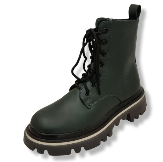 Tannengrüner Boots in Lackoptik mit schwarzer Sohle und Schnürrung. Seitenansicht. 