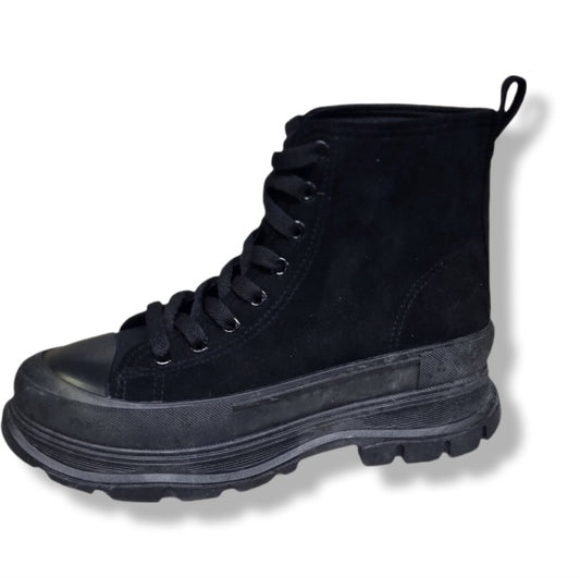 Schwarzer Boots in Velouroptik mit Schnürrung und dicker Laufsohle. 
