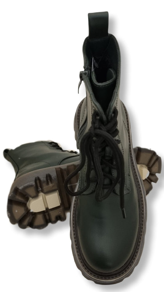 Tannengrüner Boots in Lackoptik mit schwarzer Sohle und Schnürrung. Paaransicht. 