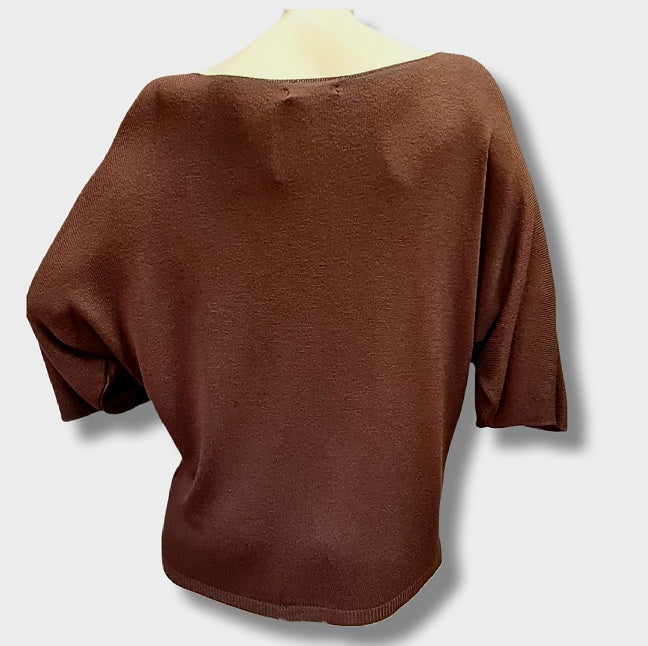Strickpulli mit V-Ausschnitt und 3/Arme. Klassicher Bundabschluss. Trendfrabe Braun. 