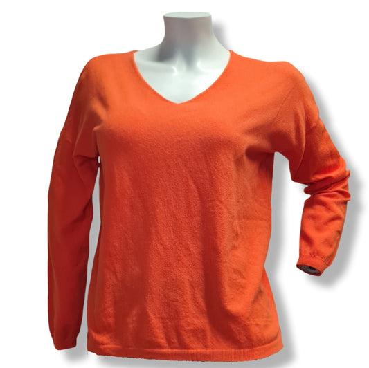 klassicher Feinstrickpulli in der Farbe Orange mit V-Ausschnitt uns seitlichen Schlitzen für mehr Bewegungsfreiheit. Hier die Vorderansicht.