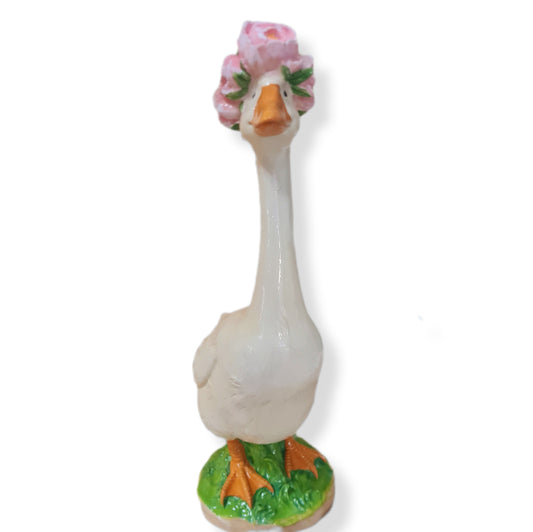 Ganz Hermine ist eine atemberaubende Deko Figur, die mit ihren 40 cm Höhe und dem ergreifenden Rosenkränzchen auf dem Kopf jeden Betrachter verzaubert. Hergestellt aus hochwertigem Polyresin und einer glänzenden Lackschicht, verleiht sie jedem Raum eine elegante Note. Seitenansicht.