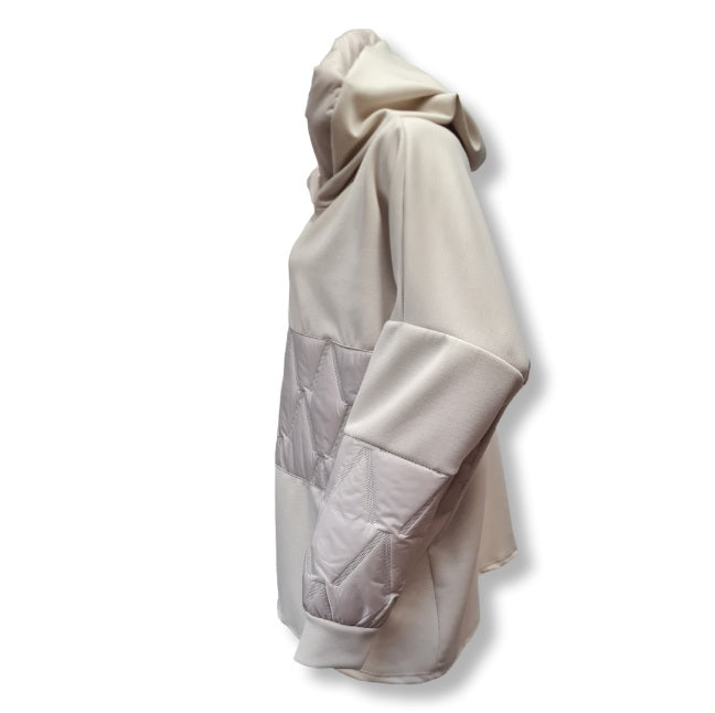 Hoodie in creme mit V-Step Einsatz in Bauchhöhe ebenfalls an den Ärmel. 