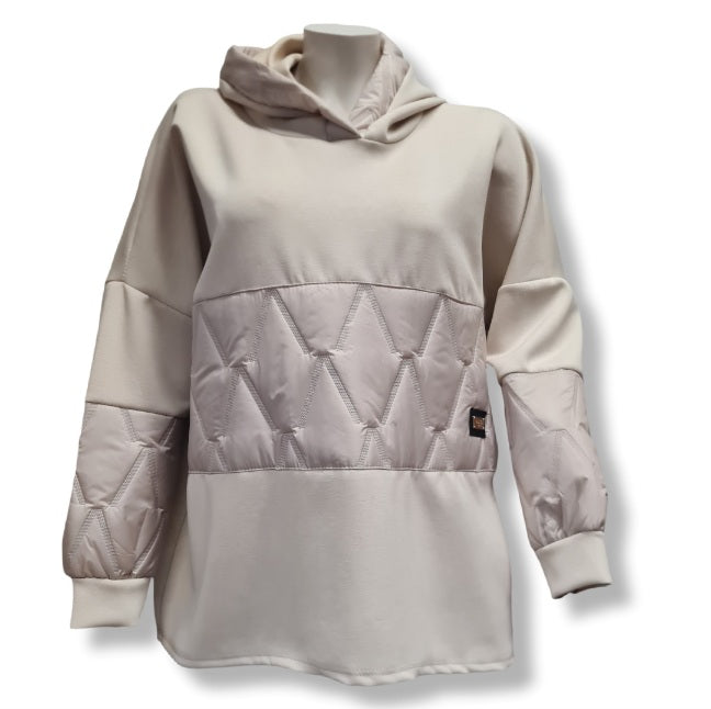 Hoodie in creme mit V-Step Einsatz in Bauchhöhe ebenfalls an den Ärmel. 