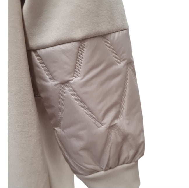 Hoodie in creme mit V-Step Einsatz in Bauchhöhe ebenfalls an den Ärmel. 