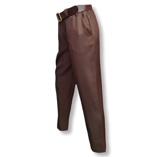 lässige Hose in Dunkelbraun mit Seitentaschen und Gürtel. 