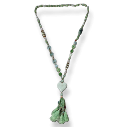 Kette Summertime 57cm länge, aufgefädelt verschiedene Perlen auf einer Kordel  in den Farben Grün, Mint, Perlmutt. Mit einem Herzanhänger in Mint und verschiedenen Kordeln in Grün. 