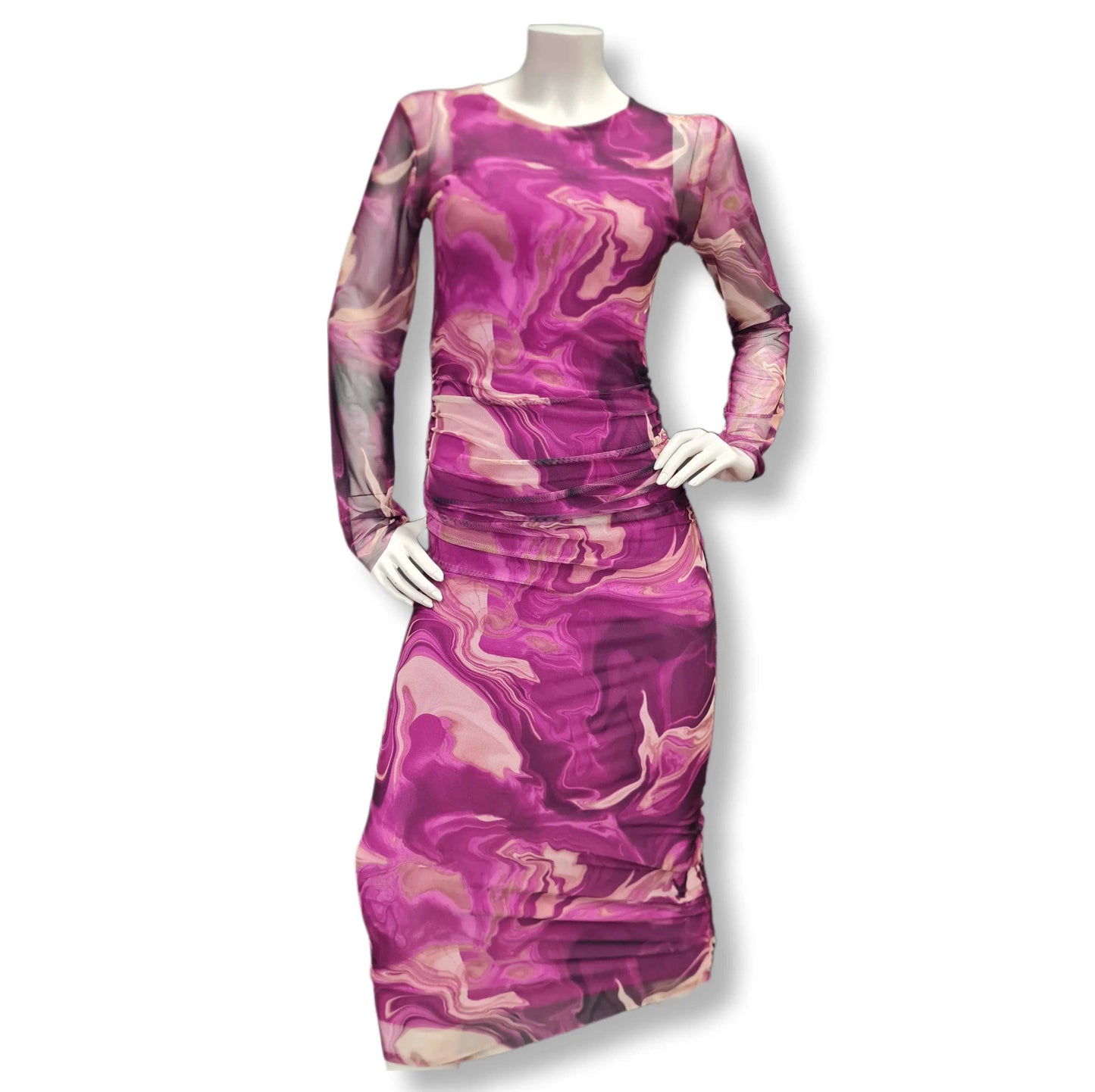 Coole Kleid aus Meshstoff in der Farbe Magenta mit Wishdruck aus Sand und Braun. Lange transparente Ärmel und Bauchwegfalten. 