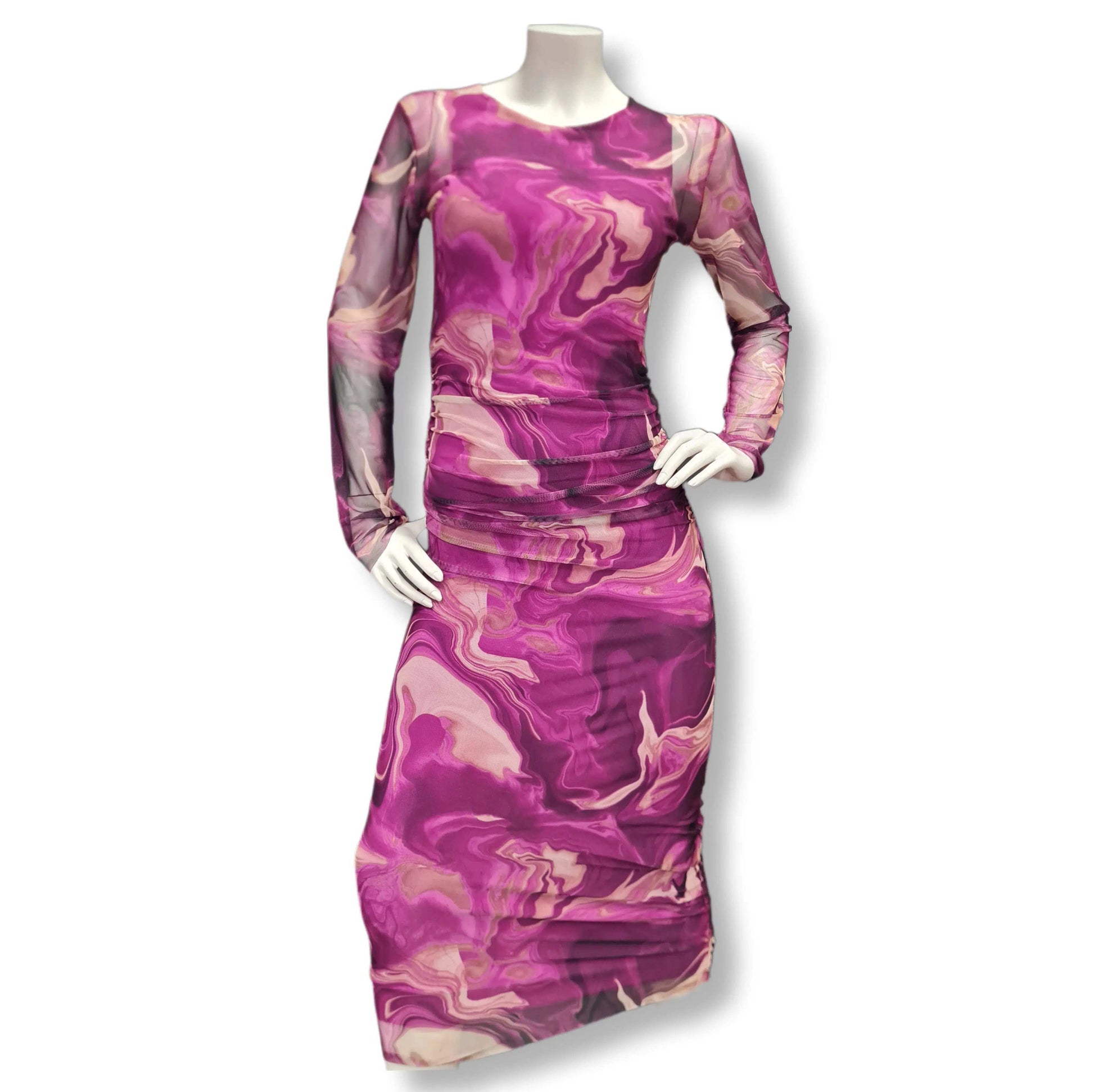 Coole Kleid aus Meshstoff in der Farbe Magenta mit Wishdruck aus Sand und Braun. Lange transparente Ärmel und Bauchwegfalten. 