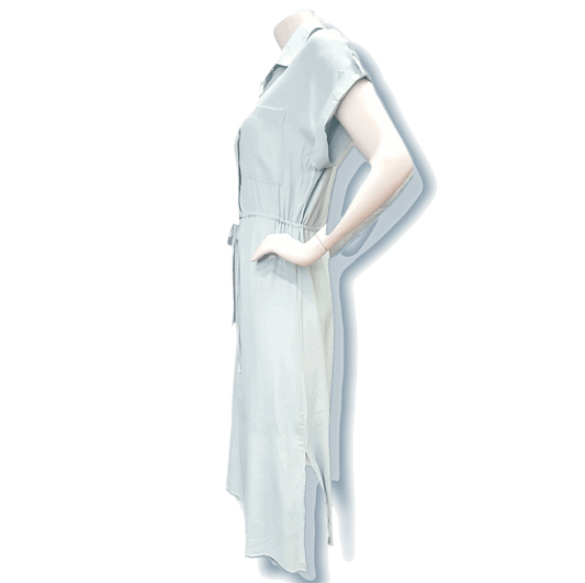 Hemdblusenkleid in der Farbe Mint mit kurzen Krempelärmel und Knopfleiste. Verstellbaren Tailienzug und seitlichen Schlitz in Maxilänge