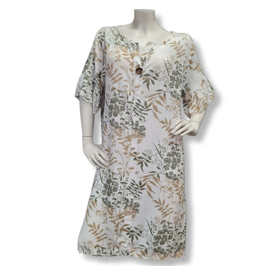 Sommerkleid aus 100% Viskose mit großen Blumendruck in der Farbe Olive und Beige auf weissen Stoff. Mit Rundhalsausschnitt und Zierknopf und Kurzen Volantärmel