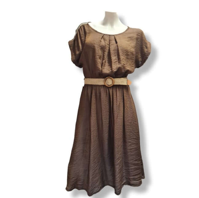 Lässiges Kleid in der Farbe Schoko. Mit Blusenoberteil und Bastgürtel. Midlänge  