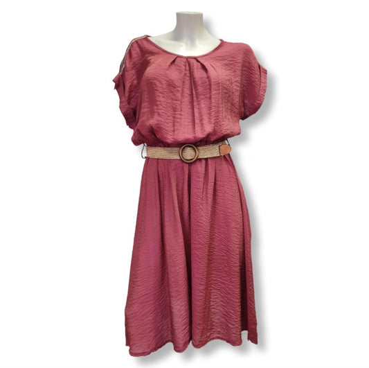 Blusenkleid mit der Trendfarbe Beere. Tailiengürtel in hellen Bast. Mit Ärmelkrempel und Schulterbordüre. 