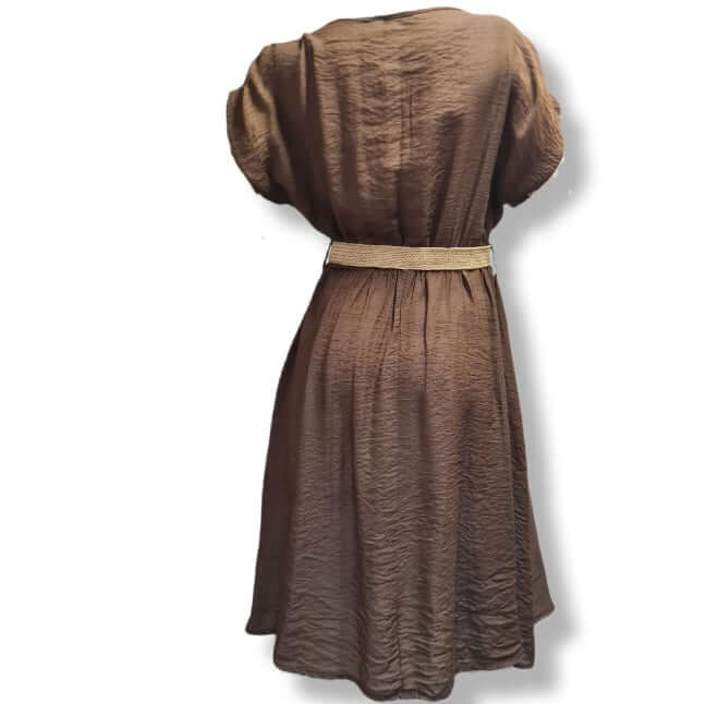 Lässiges Kleid in der Farbe Schoko. Mit Blusenoberteil und Bastgürtel. Midlänge  