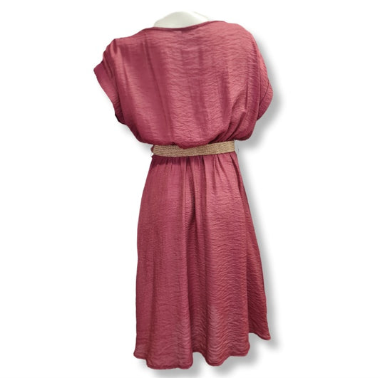 
Blusenkleid mit der Trendfarbe Beere. Tailiengürtel in hellen Bast. Mit Ärmelkrempel und Schulterbordüre. 
