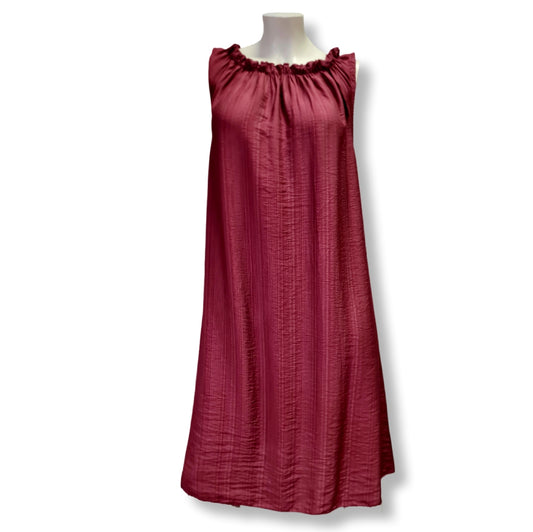 Ein schönes Sommerkleid in der Farbe Beere. Einfach und schön