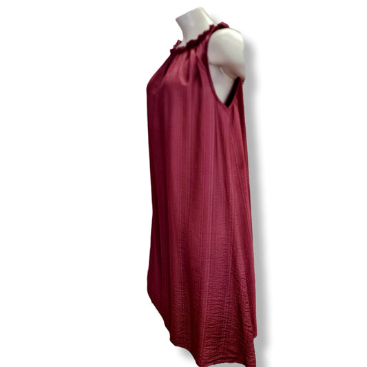 
Blusenkleid mit der Trendfarbe Beere. Tailiengürtel in hellen Bast. Mit Ärmelkrempel und Schulterbordüre. 
