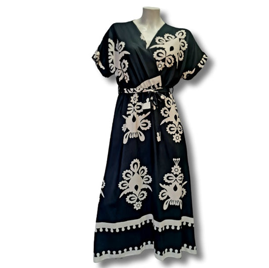 Ein Megaschönes Maxikleid in Schwarz Weiss Look . Offsetdruck mit Großplakativ Ornamentdruck. Mit Gürtel 