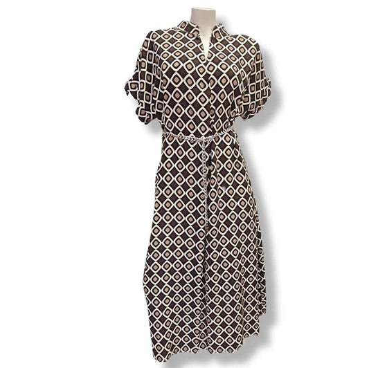 Kleid in Kaftan Look in der Farbe Braun Weiss Beige in Geometrie Look. Seitliche Schlupftaschen und Stehkragen hier mit der Gürtelvariante