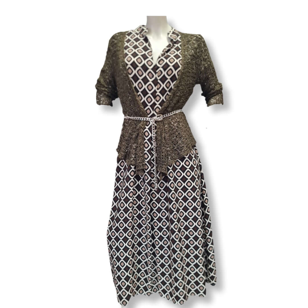 Kleid in Kaftan Look in der Farbe Braun Weiss Beige in Geometrie Look. Seitliche Schlupftaschen und Stehkragen. Hier  mit Wester und Gürtel 