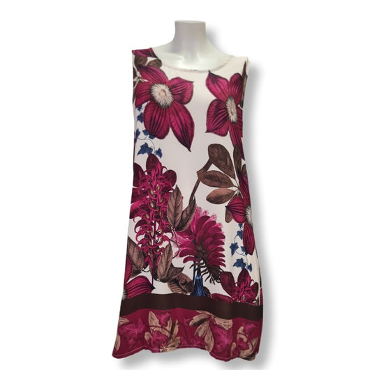 Ein gerade geschnittenes Kleid ohne Ärmel mit einen wunderschönen Druck auf Blumen und Floralen Objekten in den Farben, Beere, Olive und Braun.