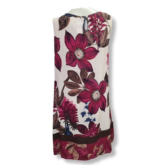 Ein gerade geschnittenes Kleid ohne Ärmel mit einen wunderschönen Druck auf Blumen und Floralen Objekten in den Farben, Beere, Olive und Braun.