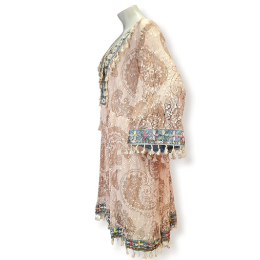 Das Kleid Orphea ist ein elegantes und lässiges Kleid in den Farben Beige, Gold und Blau. Mit einer Länge von 70 cm und einem weiteren, lässigen Schnitt bietet es einen hohen Tragekomfort. Durch den hohen Anteil an Viskose, Baumwolle und Polyester ist es zudem angenehm auf der Haut. Die Spitzenverzierung verleiht dem Kleid eine besondere Note. Perfekt für jeden Anlass. Seitenansicht.