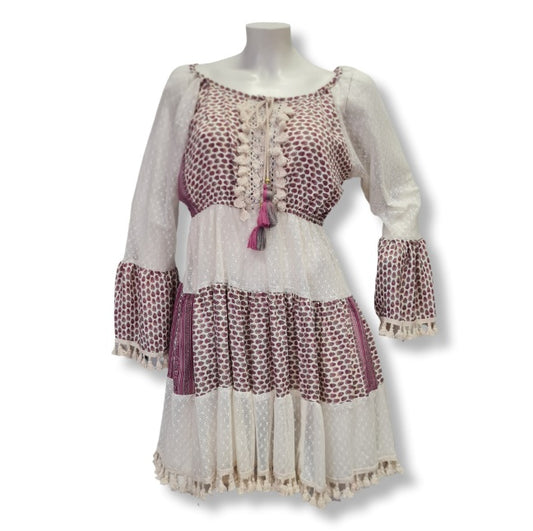 Ein Kleid in Bohostyle in der Farbe Beige und Himbeere. Das Design ist mit mehreren Stoffbahnen und Klöppelarbeiten versehen. In Kurzlänge. 