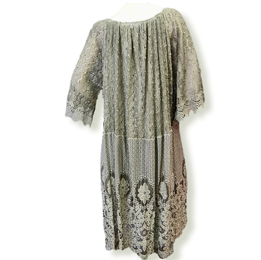 Dieses wunderschöne Kleid Sophia in Olive vereint die Vorteile von 40%Baumwolle, 20%Viskose und 40%Polyester, wodurch es nicht nur angenehm zu tragen ist, sondern auch lange Farbechtheit und Langlebigkeit verspricht. Der lässige Schnitt und die Länge von 70cm machen es zum perfekten Begleiter für jeden Anlass. Rückenansicht.