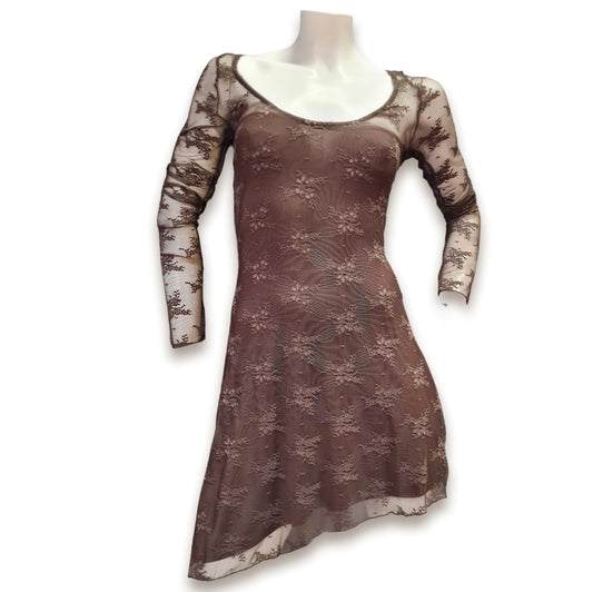 Ein braunes Schlaukleid mit Spitzeneinsatz und Ärmel lang komplett aus Spitze Rundhals