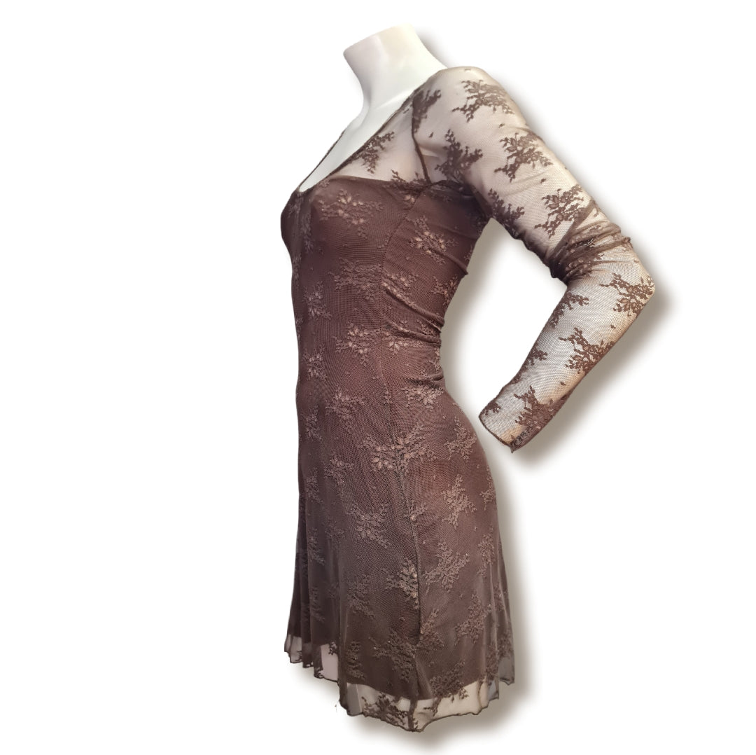 Ein braunes Schlaukleid mit Spitzeneinsatz und Ärmel lang komplett aus Spitze Rundhals