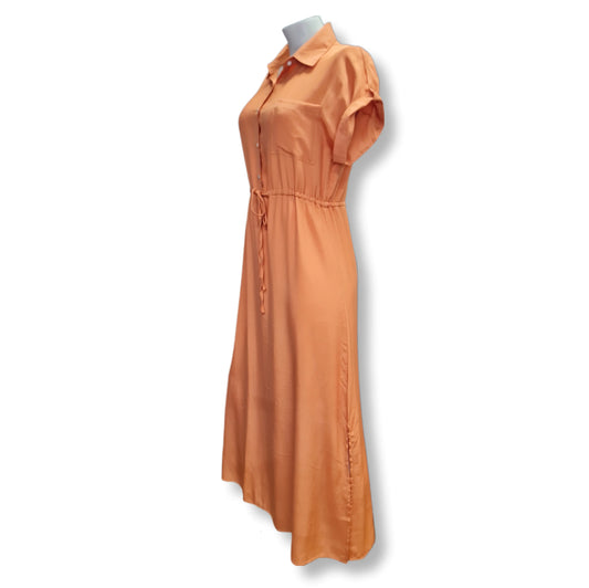 Hemdblusenkleid in der Farbe Orange mit kurzen Krempelärmel und Knopfleiste. Verstellbaren Tailienzug und seitlichen Schlitz in Maxilänge