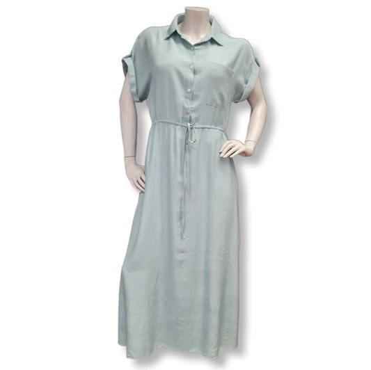 Hemdblusenkleid in der Farbe Mint mit kurzen Krempelärmel und Knopfleiste. Verstellbaren Tailienzug und seitlichen Schlitz in Maxilänge