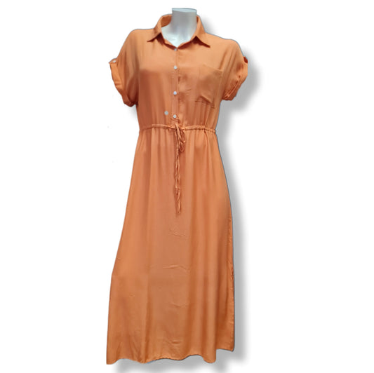 Hemdblusenkleid in der Farbe Orange mit kurzen Krempelärmel und Knopfleiste. Verstellbaren Tailienzug und seitlichen Schlitz in Maxilänge