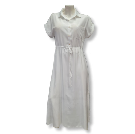 Hemdblusenkleid in der Farbe Weiß mit kurzen Krempelärmel und Knopfleiste. Verstellbaren Tailienzug und seitlichen Schlitz in Maxilänge