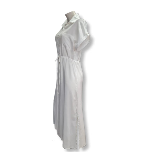 Hemdblusenkleid in der Farbe Weiß mit kurzen Krempelärmel und Knopfleiste. Verstellbaren Tailienzug und seitlichen Schlitz in Maxilänge