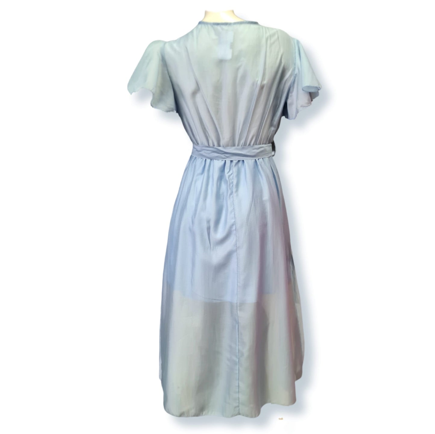 Dieses super leichte Sommerkleid, aus 95% Viskose und 5% Elastan, ist perfekt für sonnige Tage! Das Kleid Veneto in Himmelblau ist in einem einfarbigen Design gehalten und besteht aus zwei Lagen, was ihm einen besonders luftigen und leichten Look verleiht. Mit einer Länge von 70cm ist es ideal für den Sommer. Rückenansicht.