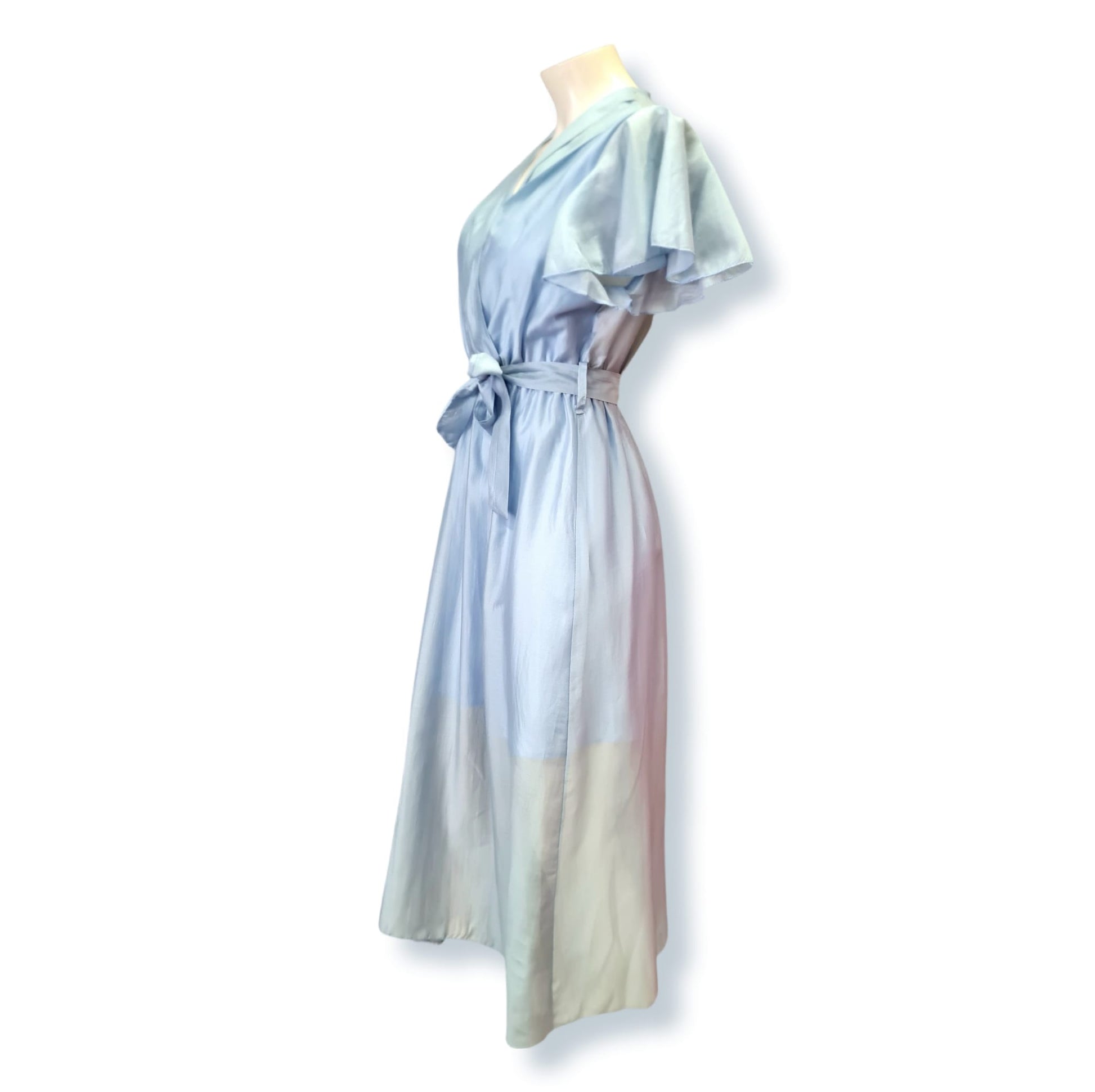 Dieses super leichte Sommerkleid, aus 95% Viskose und 5% Elastan, ist perfekt für sonnige Tage! Das Kleid Veneto in Himmelblau ist in einem einfarbigen Design gehalten und besteht aus zwei Lagen, was ihm einen besonders luftigen und leichten Look verleiht. Mit einer Länge von 70cm ist es ideal für den Sommer. Seitenansicht.