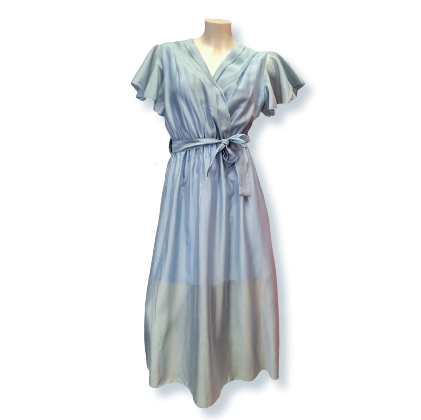 Dieses super leichte Sommerkleid, aus 95% Viskose und 5% Elastan, ist perfekt für sonnige Tage! Das Kleid Veneto in Himmelblau ist in einem einfarbigen Design gehalten und besteht aus zwei Lagen, was ihm einen besonders luftigen und leichten Look verleiht. Mit einer Länge von 70cm ist es ideal für den Sommer. Vorderansicht.